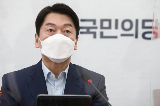 안철수 국민의당 대표가 8일 국회에서 열린 최고위원회의에서 발언하고 있다. 연합뉴스